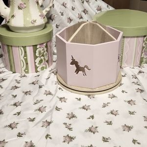 COPY - This  adorable  unicorn  Carousel  caddy